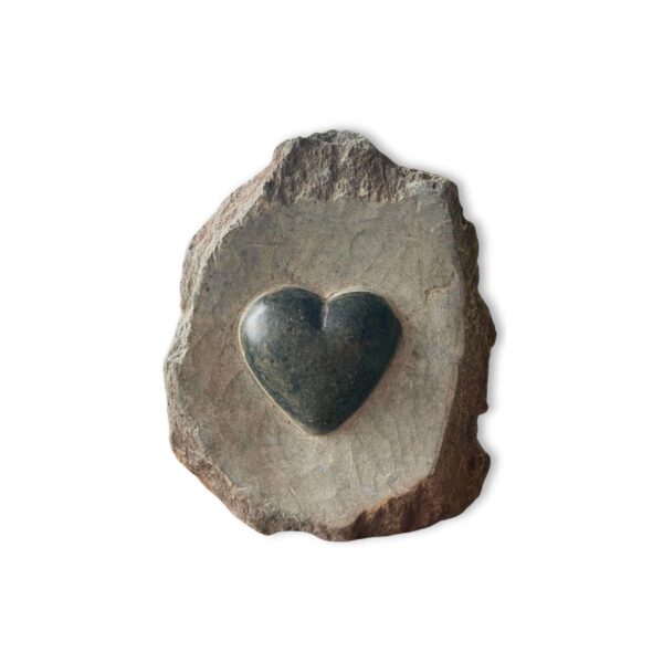 beeld-hart-in-steen-valentijn-gedenkbeeld