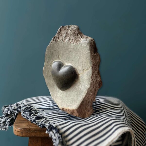 beeld-hart-in-steen-valentijn-gedenkbeeld